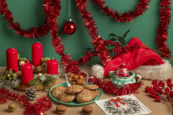 Gerahmter Druck : Tisch mit Weihnachtsdekorationen Gerahmter Druck : Tisch mit Weihnachtsdekorationen