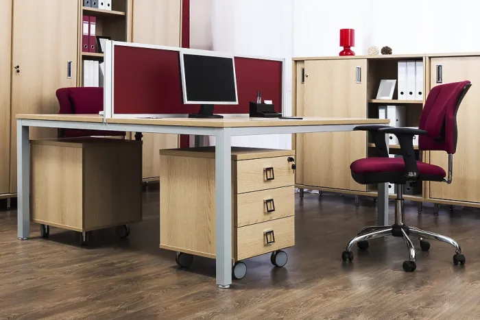 Gerahmter Druck : Tisch mit Computer in einem modernen Büro. Gerahmter Druck : Tisch mit Computer in einem modernen Büro.