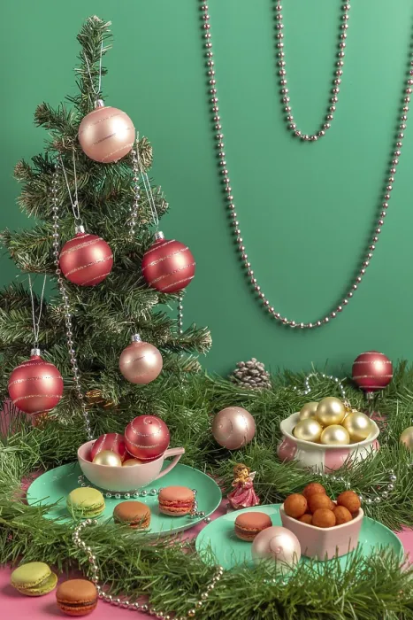 Gerahmter Druck : Tischszene mit kleinem Weihnachtsbaum. Gerahmter Druck : Tischszene mit kleinem Weihnachtsbaum.