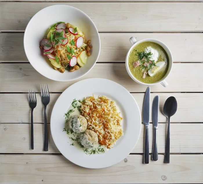 Gerahmter Druck : Tischgarten wurde für das Abendessen serviert. Salat mit Rettich und Kohl. Gerahmter Druck : Tischgarten wurde für das Abendessen serviert. Salat mit Rettich und Kohl.