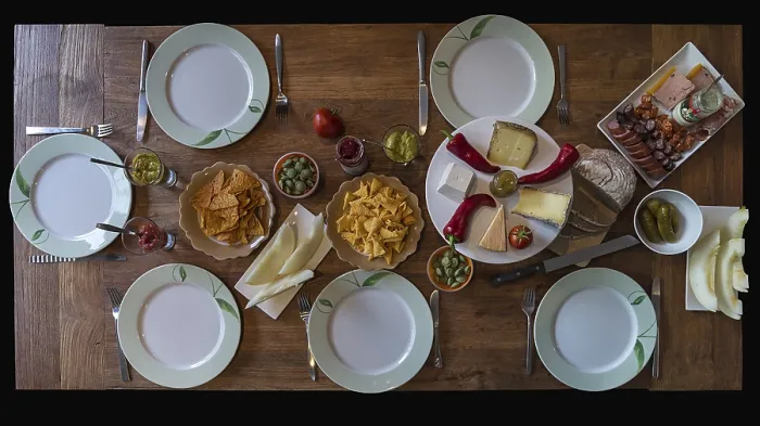 Gerahmter Druck : Tisch gedeckt mit Käse, Wurst. Gerahmter Druck : Tisch gedeckt mit Käse, Wurst.