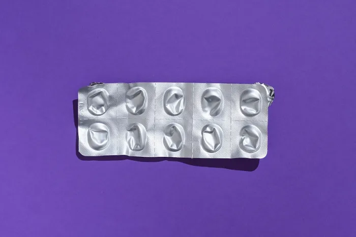 Gerahmter Druck : Leere Tabletten-Blisterpackung gegen einen monochromen Hintergrund. Gerahmter Druck : Leere Tabletten-Blisterpackung gegen einen monochromen Hintergrund.
