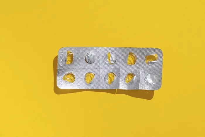 Gerahmter Druck : Leere Tablettenblisterpackung gegen einen monochromen Hintergrund. Gerahmter Druck : Leere Tablettenblisterpackung gegen einen monochromen Hintergrund.