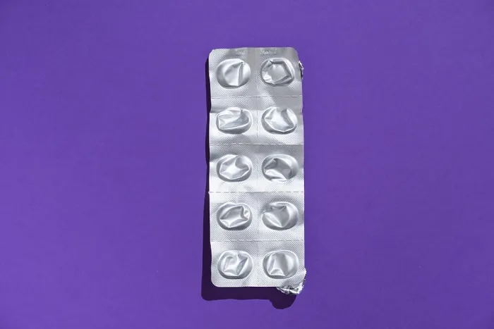 Gerahmter Druck : Leere Tabletten-Blisterpackung gegen einem monochromen Hintergrund. Gerahmter Druck : Leere Tabletten-Blisterpackung gegen einem monochromen Hintergrund.