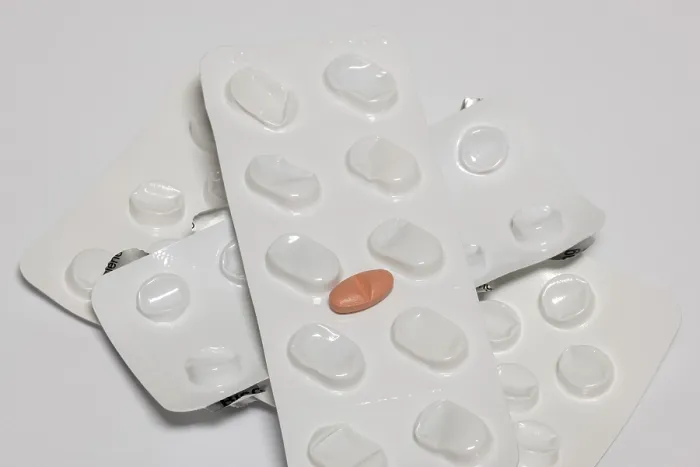 Gerahmter Druck : Tabletten, leere Blisterpackungen. Gerahmter Druck : Tabletten, leere Blisterpackungen.