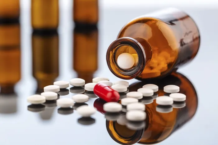 Gerahmter Druck : Viele Tabletten mit einem Glasbehälter. Gerahmter Druck : Viele Tabletten mit einem Glasbehälter.