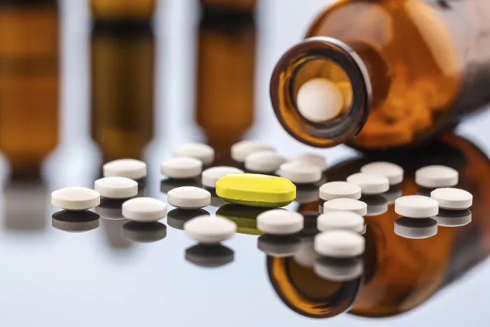 Gerahmter Druck : Viele Tabletten mit einem Glasbehälter. Gerahmter Druck : Viele Tabletten mit einem Glasbehälter.