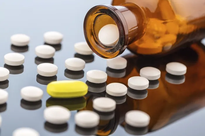 Gerahmter Druck : Viele Tabletten mit einem Glasbehälter. Gerahmter Druck : Viele Tabletten mit einem Glasbehälter.