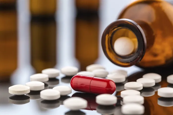 Gerahmter Druck : Viele Tabletten mit einem Glasbehälter. Gerahmter Druck : Viele Tabletten mit einem Glasbehälter.
