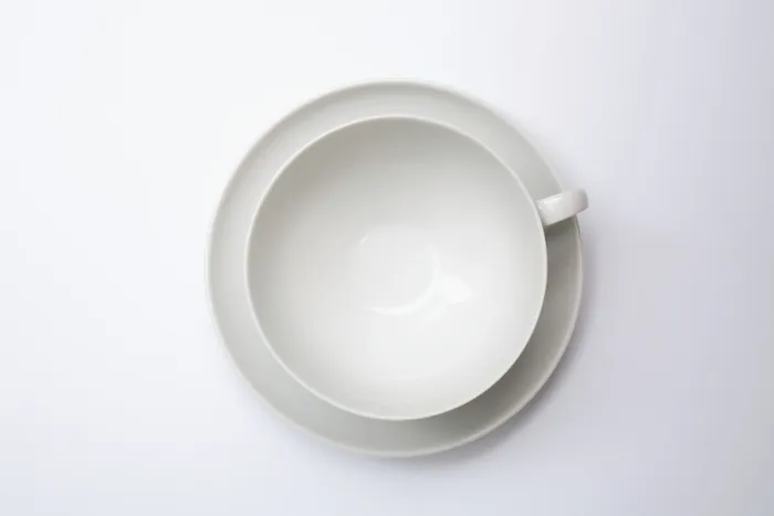 Gerahmter Druck : Tafelservice, leere Teetasse mit Unterteller. Gerahmter Druck : Tafelservice, leere Teetasse mit Unterteller.