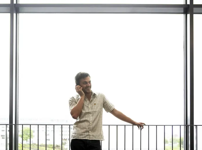 Gerahmter Druck : Telefonieren am Telefon. Gerahmter Druck : Telefonieren am Telefon.