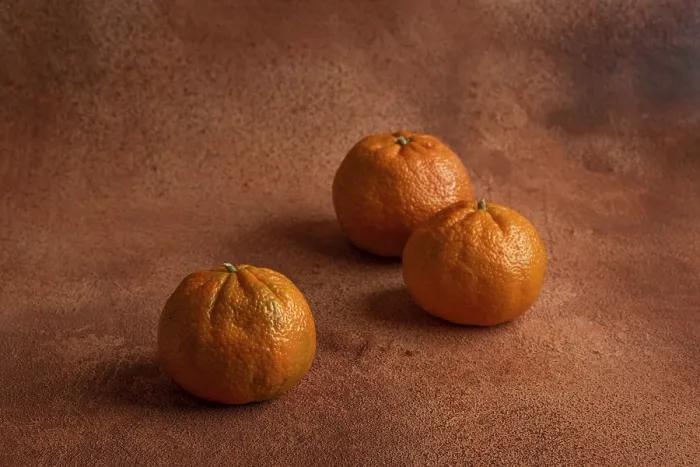 Gerahmter Druck : Zitronen auf orangem Hintergrund. Gerahmter Druck : Zitronen auf orangem Hintergrund.