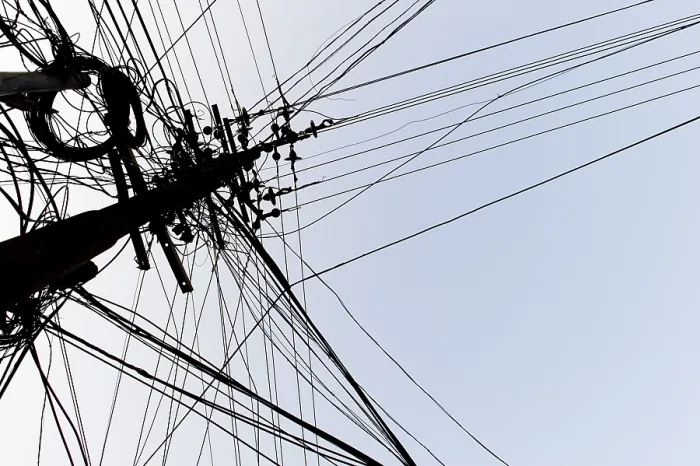 Gerahmter Druck : Verwirrte Stromkabel an einer Strommast. Gerahmter Druck : Verwirrte Stromkabel an einer Strommast.