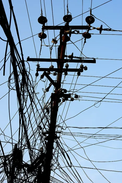 Gerahmter Druck : Verwirrte Stromkabel an einem Leitungsstützpunkt. Gerahmter Druck : Verwirrte Stromkabel an einem Leitungsstützpunkt.