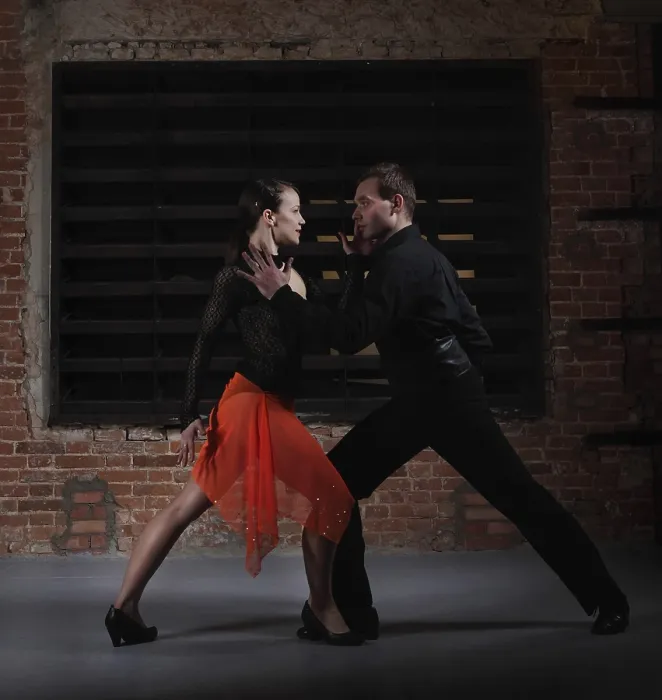 Gerahmter Druck : Tänzer des Tango in Aktion gegen einen Ziegelmauer. Gerahmter Druck : Tänzer des Tango in Aktion gegen einen Ziegelmauer.