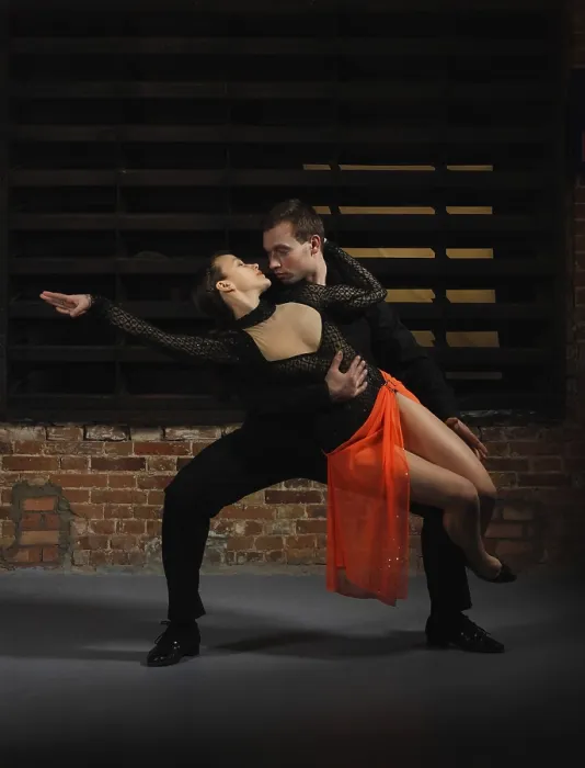 Gerahmter Druck : Tänzer des Tango in Aktion gegen einen Ziegelmauer. Gerahmter Druck : Tänzer des Tango in Aktion gegen einen Ziegelmauer.