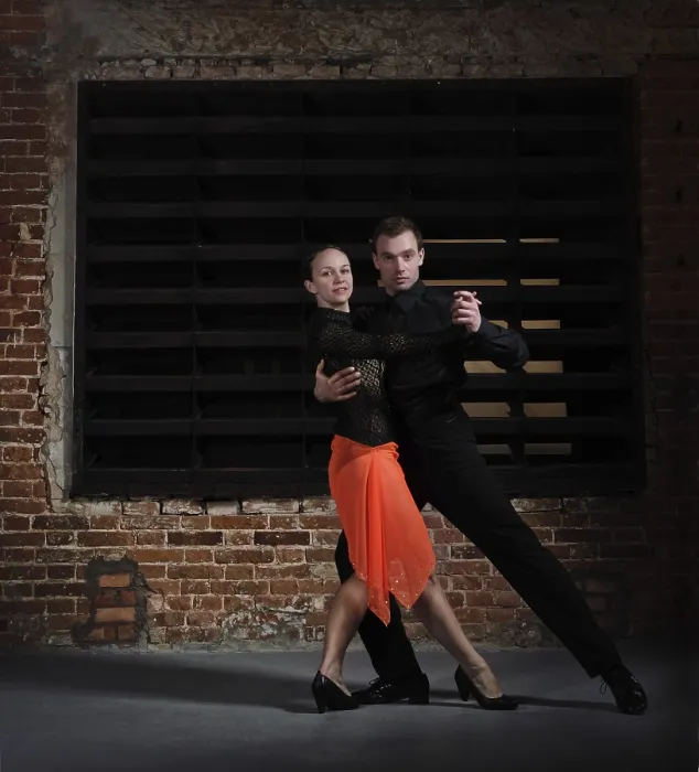 Gerahmter Druck : Tänzer des Tango in Aktion gegen eine Ziegelmauer. Gerahmter Druck : Tänzer des Tango in Aktion gegen eine Ziegelmauer.
