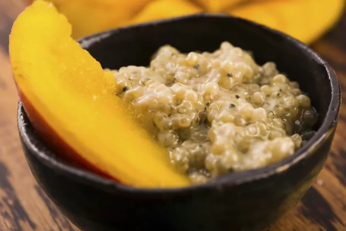 Gerahmter Druck : Tapiokapudding mit Scheiben von Mango. Gerahmter Druck : Tapiokapudding mit Scheiben von Mango.