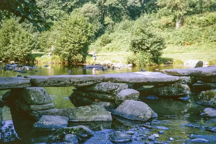 Gerahmter Druck : Tarr Steps Basculebrücke, River Barle, Exmoor Nationalpark, Somerset, England, Großbritannien, Herbst 1968 Gerahmter Druck : Tarr Steps Basculebrücke, River Barle, Exmoor Nationalpark, Somerset, England, Großbritannien, Herbst 1968