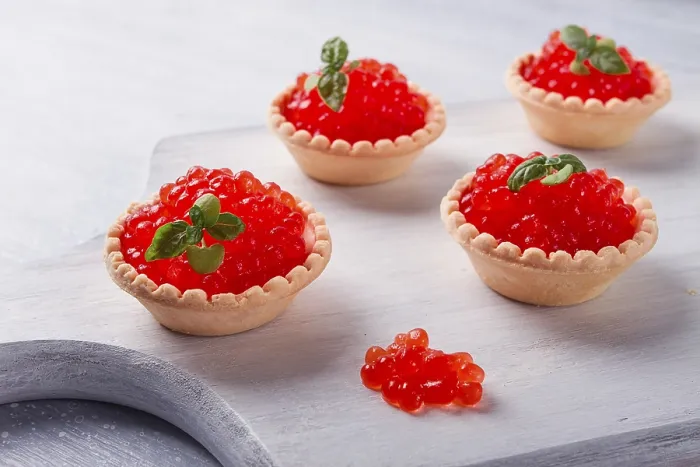 Gerahmter Druck : Tartlets mit rotem Kaviar, auf einem hellen Hintergrund. Gerahmter Druck : Tartlets mit rotem Kaviar, auf einem hellen Hintergrund.