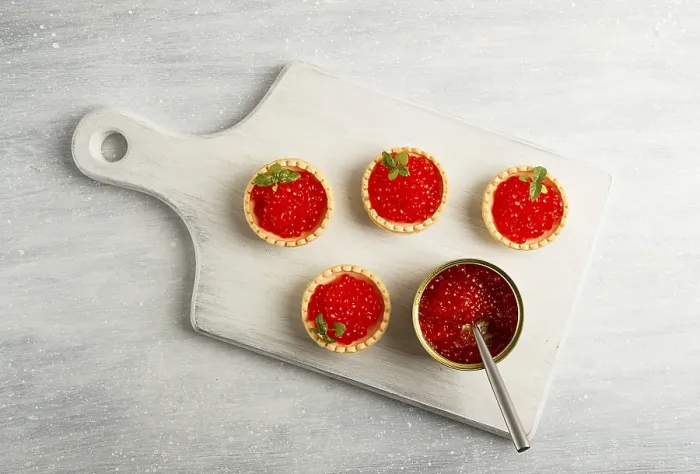 Gerahmter Druck : Tartlets mit rotem Kaviar, auf einem hellen Hintergrund. Gerahmter Druck : Tartlets mit rotem Kaviar, auf einem hellen Hintergrund.