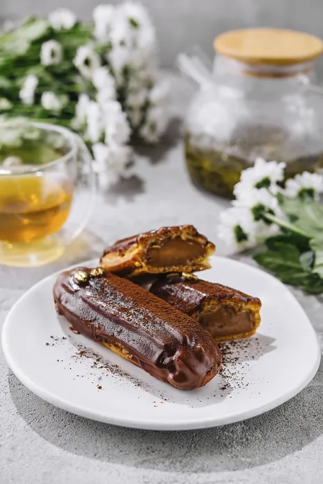 Gerahmter Druck : Leckere Eclairs und ein Tasse Tee. Gerahmter Druck : Leckere Eclairs und ein Tasse Tee.