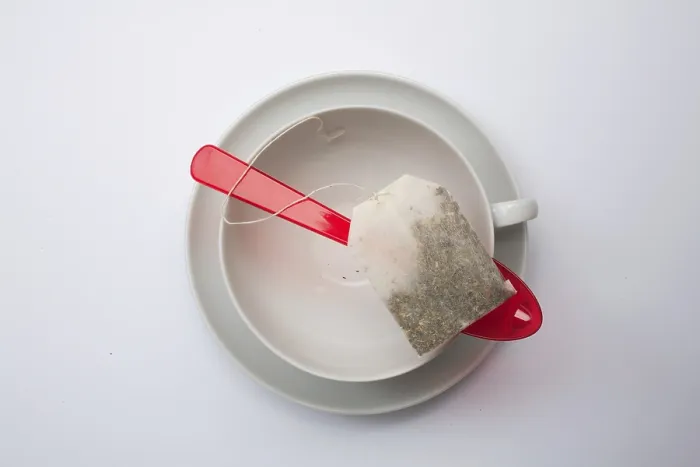 Gerahmter Druck : Ein Teebeutel in einem leeren Becher. Gerahmter Druck : Ein Teebeutel in einem leeren Becher.