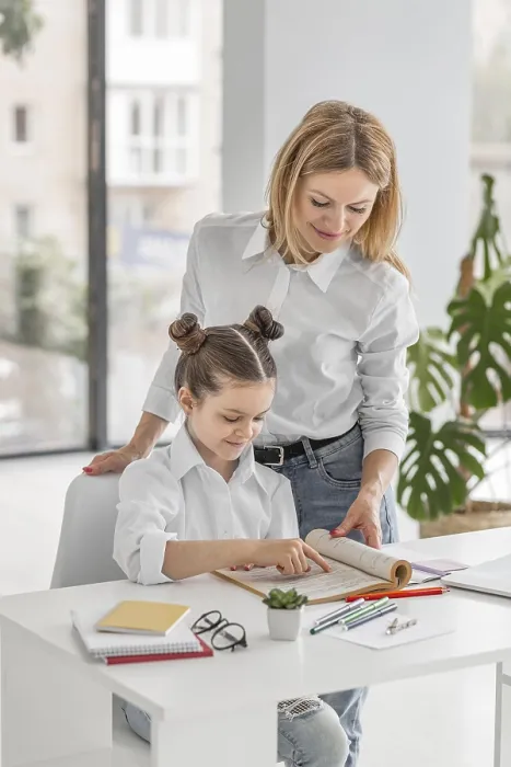 Gerahmter Druck : Lehrerin hilft ihrem Schüler zu lernen. Gerahmter Druck : Lehrerin hilft ihrem Schüler zu lernen.