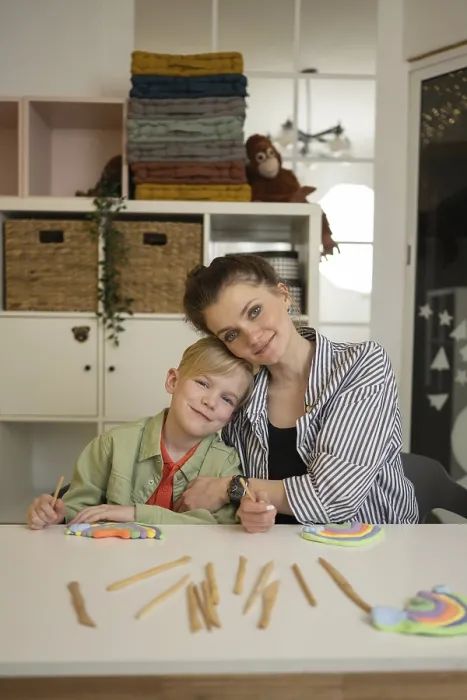 Gerahmter Druck : Lehrer und Schüler sitzen an einem Tisch. Gerahmter Druck : Lehrer und Schüler sitzen an einem Tisch.