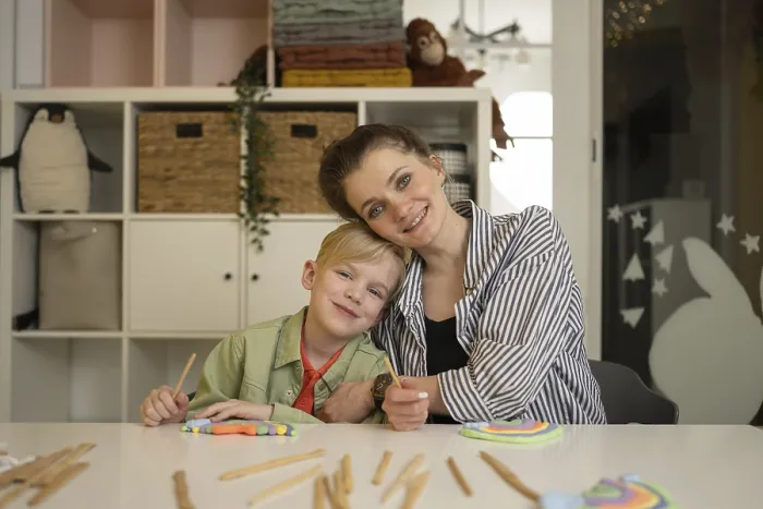 Gerahmter Druck : Lehrer und Schüler sitzen an einem Tisch. Gerahmter Druck : Lehrer und Schüler sitzen an einem Tisch.