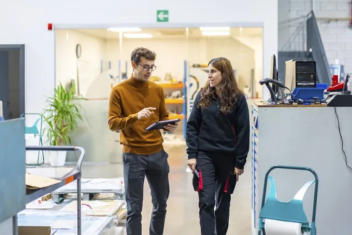 Gerahmter Druck : Team aus zwei Ingenieuren, die während der Verwendung eines digitalen Tablets in einer modernen CNC-Fabrik sprechen. Gerahmter Druck : Team aus zwei Ingenieuren, die während der Verwendung eines digitalen Tablets in einer modernen CNC-Fabrik sprechen.