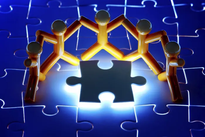 Gerahmter Druck : Teamarbeit bei der Lösung eines Puzzleproblems. Gerahmter Druck : Teamarbeit bei der Lösung eines Puzzleproblems.