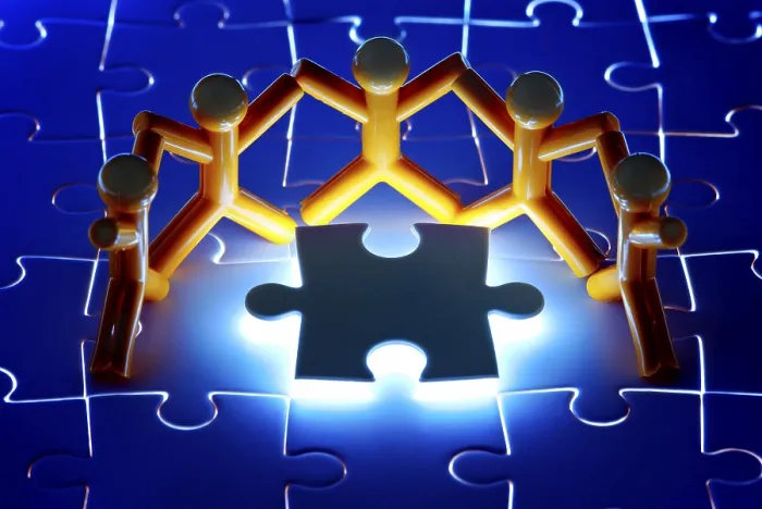 Gerahmter Druck : Teamarbeit bei der Lösung eines Puzzleproblems. Gerahmter Druck : Teamarbeit bei der Lösung eines Puzzleproblems.
