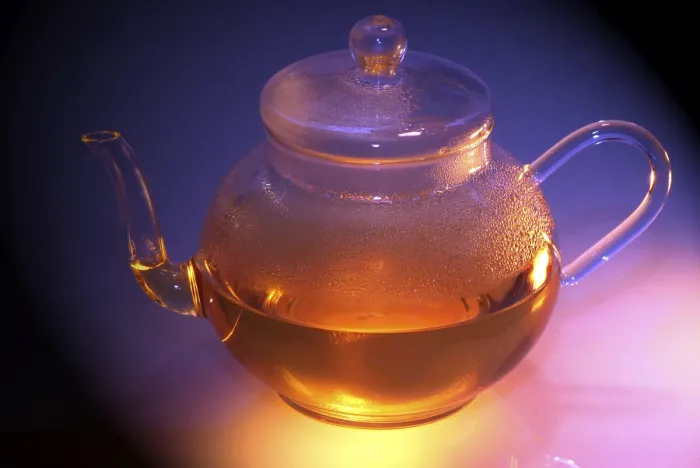 Gerahmter Druck : Teekanne mit Kräutertee. Gerahmter Druck : Teekanne mit Kräutertee.