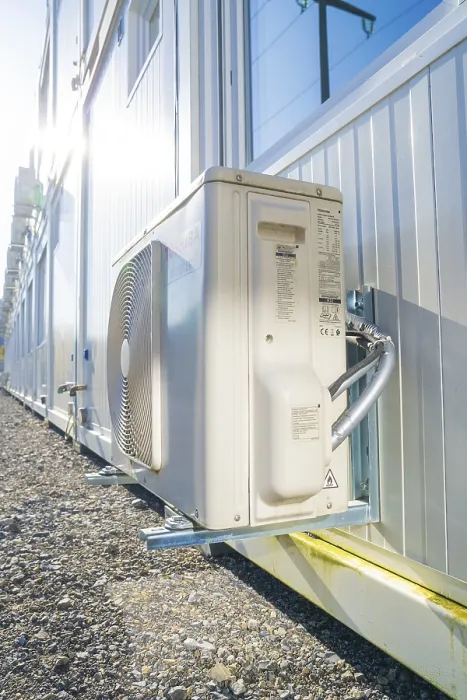 Gerahmter Druck : Technische Nahansicht eines Klimaanlagen-Systems an einer Containerwand. Gerahmter Druck : Technische Nahansicht eines Klimaanlagen-Systems an einer Containerwand.