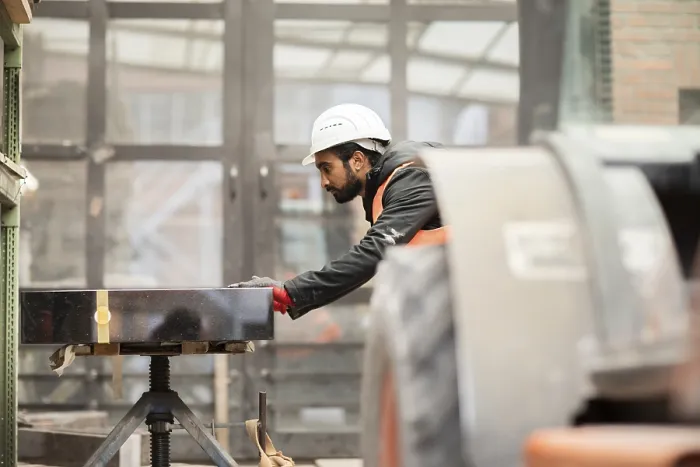 Gerahmter Druck : Techniker mit Bart und Helm arbeitet in einer Werkstatt, Freiburg, Baden-Württemberg, Deutschland Gerahmter Druck : Techniker mit Bart und Helm arbeitet in einer Werkstatt, Freiburg, Baden-Württemberg, Deutschland