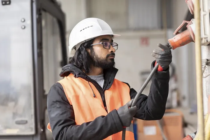 Gerahmter Druck : Techniker mit Bart und Helm arbeitet in einer Werkstatt, Freiburg, Baden-Württemberg, Deutschland Gerahmter Druck : Techniker mit Bart und Helm arbeitet in einer Werkstatt, Freiburg, Baden-Württemberg, Deutschland