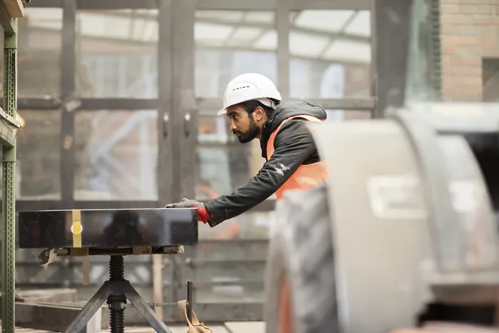 Gerahmter Druck : Techniker mit Bart und Helm arbeitet in einem Werkstatt, Freiburg, Baden-Württemberg, Deutschland Gerahmter Druck : Techniker mit Bart und Helm arbeitet in einem Werkstatt, Freiburg, Baden-Württemberg, Deutschland