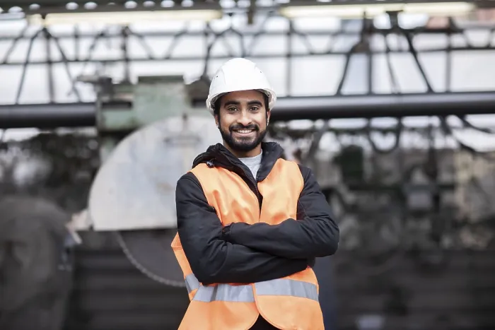 Gerahmter Druck : Techniker mit Bart und Helm arbeitet in einer Werkstatt. Gerahmter Druck : Techniker mit Bart und Helm arbeitet in einer Werkstatt.