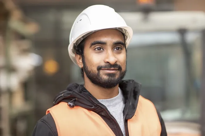 Gerahmter Druck : Techniker mit Bart und Helm arbeitet in einem Werkstatt. Gerahmter Druck : Techniker mit Bart und Helm arbeitet in einem Werkstatt.