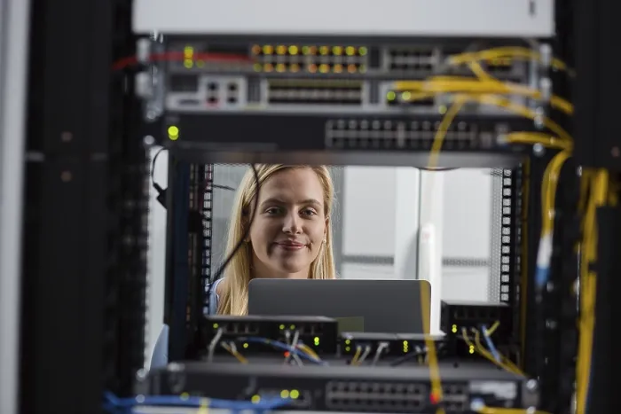 Gerahmter Druck : Techniker untersucht Server im Serverraum.