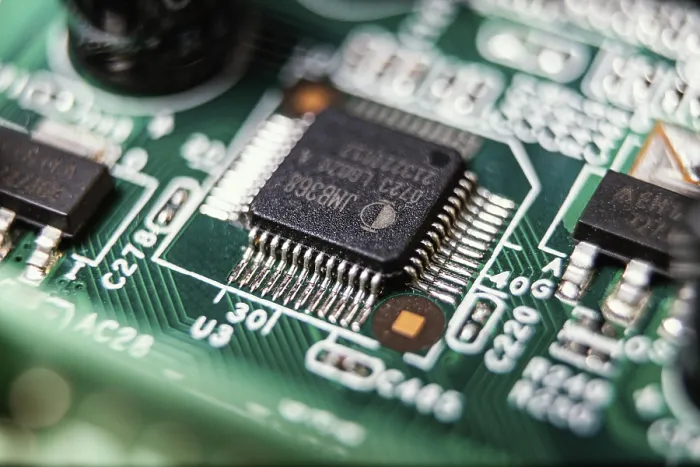 Gerahmter Druck : Technischer Hintergrund mit Chip Gerahmter Druck : Technischer Hintergrund mit Chip