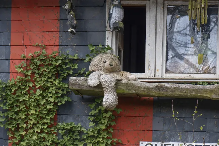 Gerahmter Druck : Ein Teddybär sitzt vor einem Fenster. Gerahmter Druck : Ein Teddybär sitzt vor einem Fenster.
