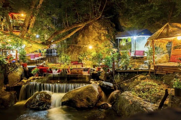 Gerahmter Druck : Tehran, Iran - 19. Mai 2022: Schöne iranische Cafes in beliebtem Nord-Tehran-Wanderweg zu einer malerischen Stadtansicht. Gerahmter Druck : Tehran, Iran - 19. Mai 2022: Schöne iranische Cafes in beliebtem Nord-Tehran-Wanderweg zu einer malerischen Stadtansicht.