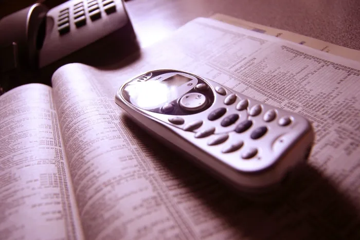 Gerahmter Druck : Telefon im Telefonbuch. Gerahmter Druck : Telefon im Telefonbuch.