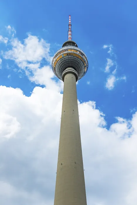 Gerahmter Druck : Fernsehturm Alex mit wolkenverhangenem Himmel. Gerahmter Druck : Fernsehturm Alex mit wolkenverhangenem Himmel.