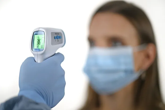 Gerahmter Druck : Temperaturmessung mit Stirnthermometer. Gerahmter Druck : Temperaturmessung mit Stirnthermometer.