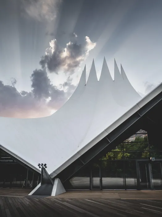 Gerahmter Druck : Das Tempodrom bei Sonnenuntergang, Berlin, Deutschland. Gerahmter Druck : Das Tempodrom bei Sonnenuntergang, Berlin, Deutschland.
