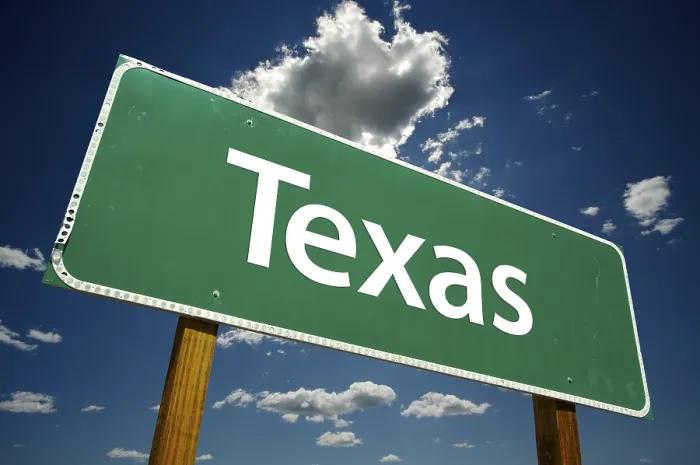 Gerahmter Druck : Texas-Schild an einem dramatischen Himmel mit Wolken.