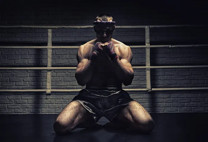 Gerahmter Druck : Thai Boxer betet im Ring. Mongkhon Gerahmter Druck : Thai Boxer betet im Ring. Mongkhon